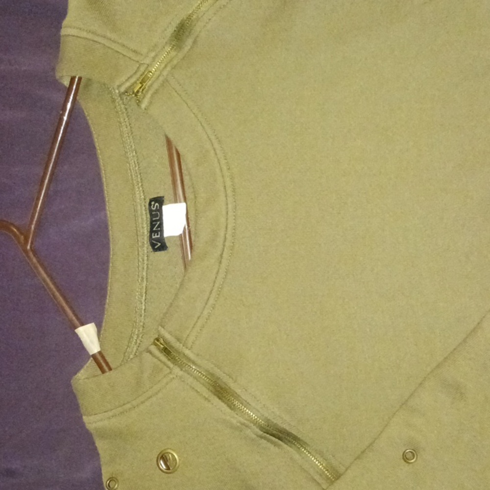 OLIVE GREEN Top w/ Zipper & Metal Details XL (VENUS brand)
